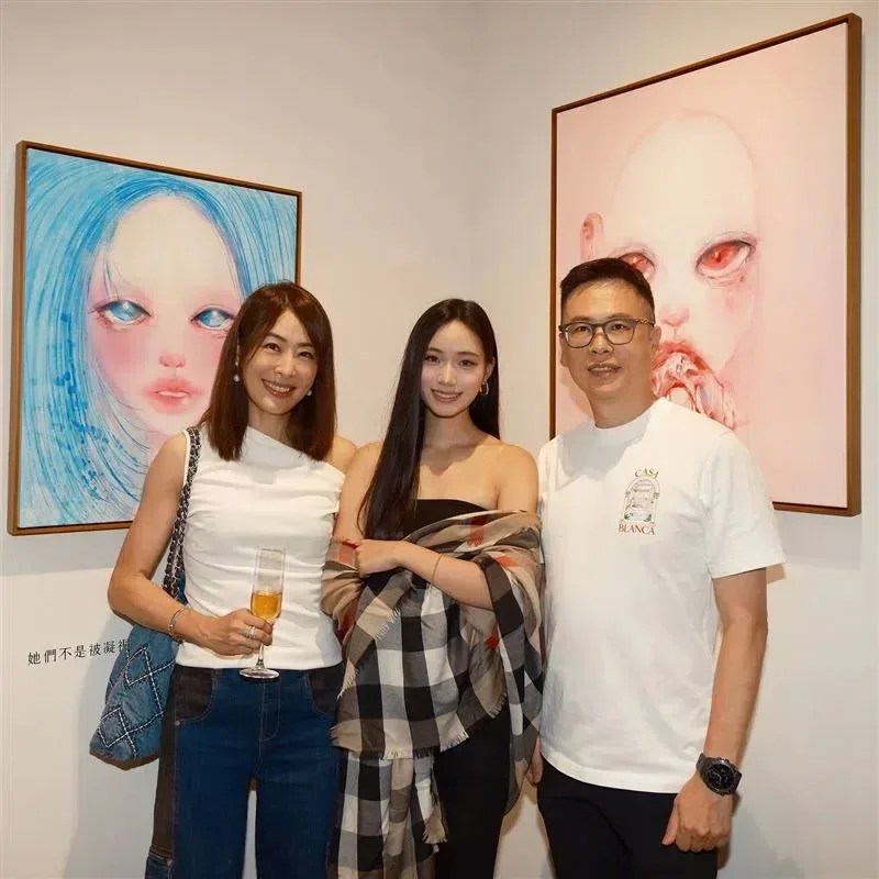 贾永婕(左)表示自己成功抢下购得Lily(中)的画作。(互联网) 贾永婕(左)表示自己成功抢下购得Lily(中)的画作。(互联网)