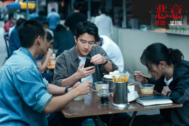 陈思诚张小斐新片《恶意》曝创作特辑 沉浸式剖解人性迷局获好评