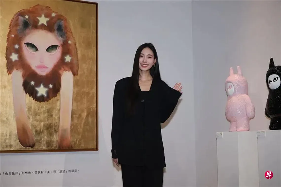 Lily作品曝光后引发正反两极讨论,被指像“奈良美智混小鬼公仔混Labubu”。 (互联网)